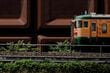 「巨大な板チョコ」の横を列車が走る　鉄道写真家が切り取った「ミニチュアみたいな風景」に思わず目を疑う