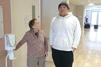 【人生変わるレベル】おばあちゃんと並ぶ「高3男子」が垢抜けを目指した結果…　24歳になった姿に思わず目を疑う