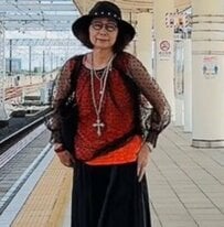 【76歳マダム】“六本木の美術館”お出かけコーデが素敵！オレンジと黒の合わせ方が勉強になる