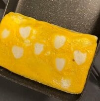 【何に見える？】ハート柄がかわいい卵料理の正体は天津飯！彩りも豊かな四角い中華弁当に反響