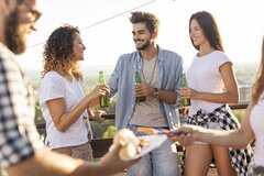 え、マンションのベランダでバーベキューに飲み会？ 周りの家は超迷惑