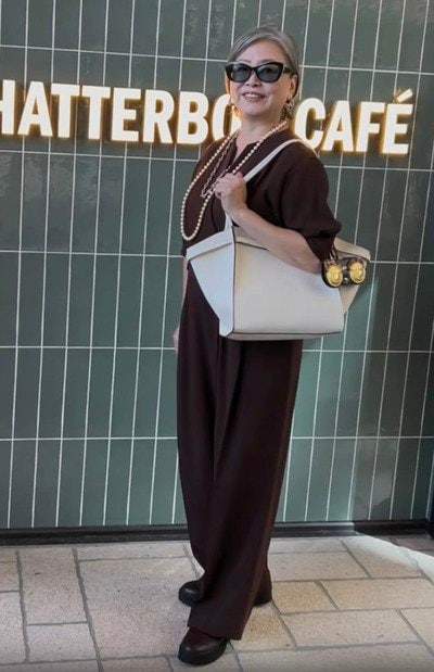 パールのロングネックレスを重ね付けしたコーデ