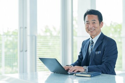 中間管理職はいくらもらっている？【年収一覧表】部長と課長、係長の年収はいくらか。プレイングマネージャーは9割「マネジメントにさける時間」を民間企業等と行政・自治体別にみる
