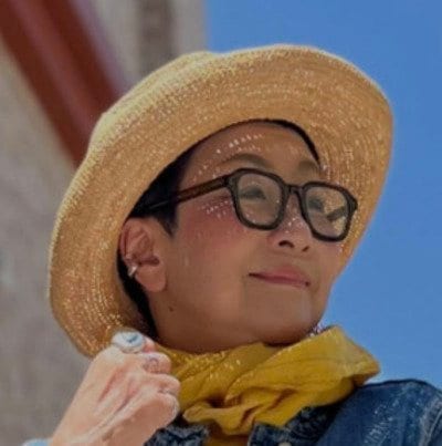 【64歳マダム】個性的な〈総柄リネンパンツ〉をおしゃれに着こなす！リゾートカジュアルな爽やか初夏コーデが素敵
