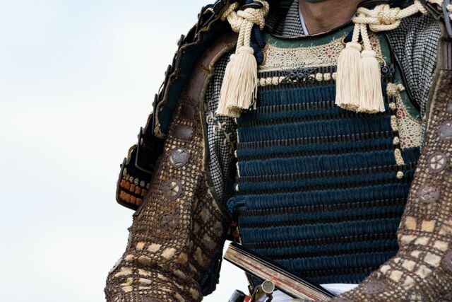 スターバックスで行列を作る「武士の集団」に注目集まる　謎が深まる光景に見入ってしまう
