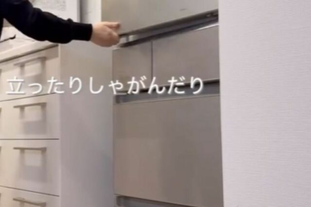 【キッチンDIY】「めっちゃいい」と話題！冷蔵庫横のデッドスペースにちょい置き棚を作ってキッチンを北欧風の快適空間に大変身させる！