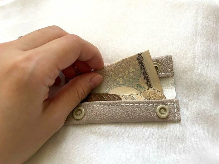 コインの後ろにはお札も収納可能です