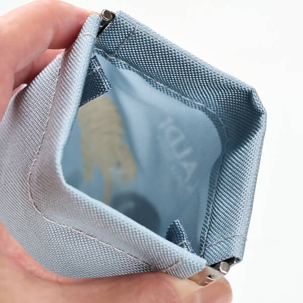 指先で軽く押すだけでパチンと開くスマート仕様