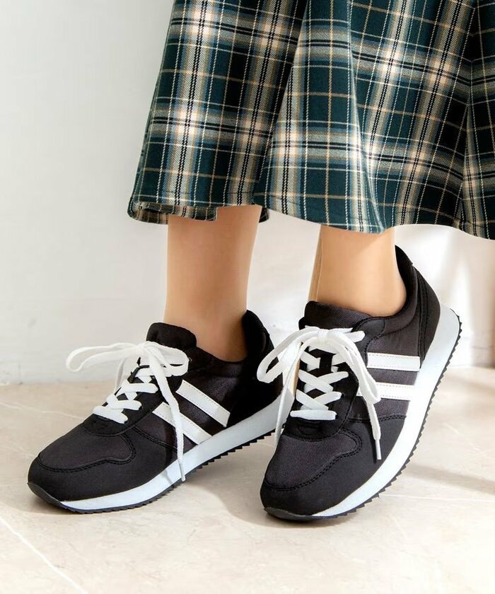 メッシュ素材でムレにくく、片足約200ｇという驚きの軽さ