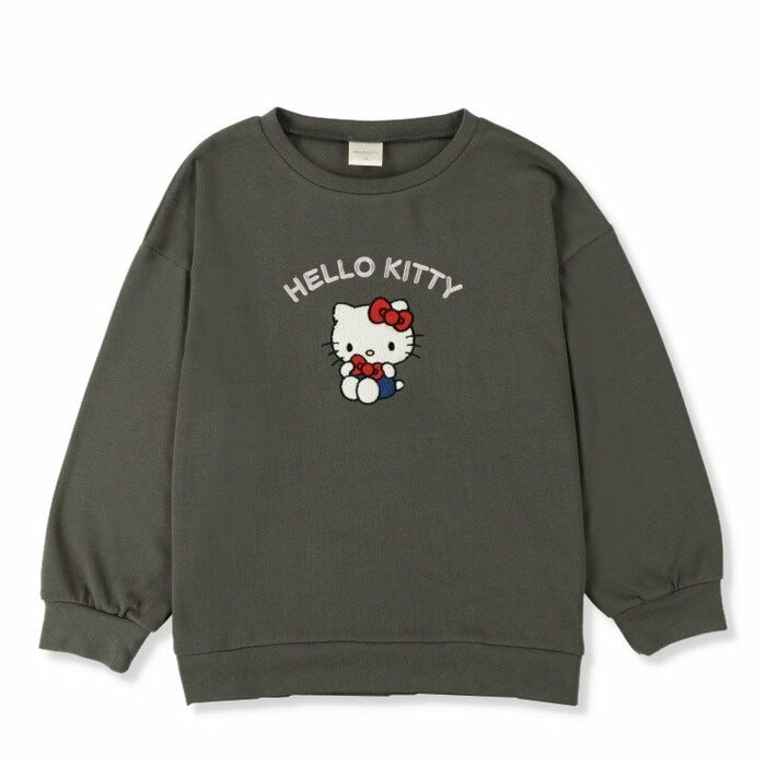 トップスはドロップショルダーでリラックス感たっぷり