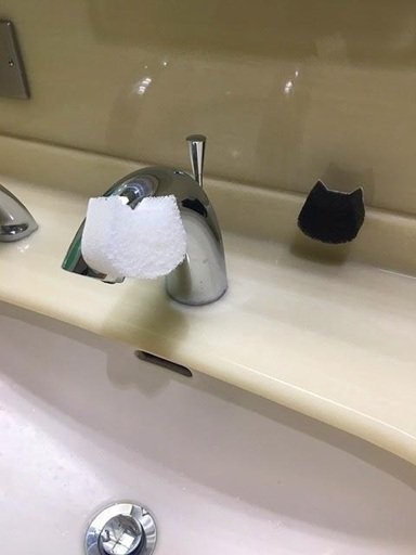 出所：キャンドゥ公式　ペタッと貼り付くネコピカスポンジ　2P