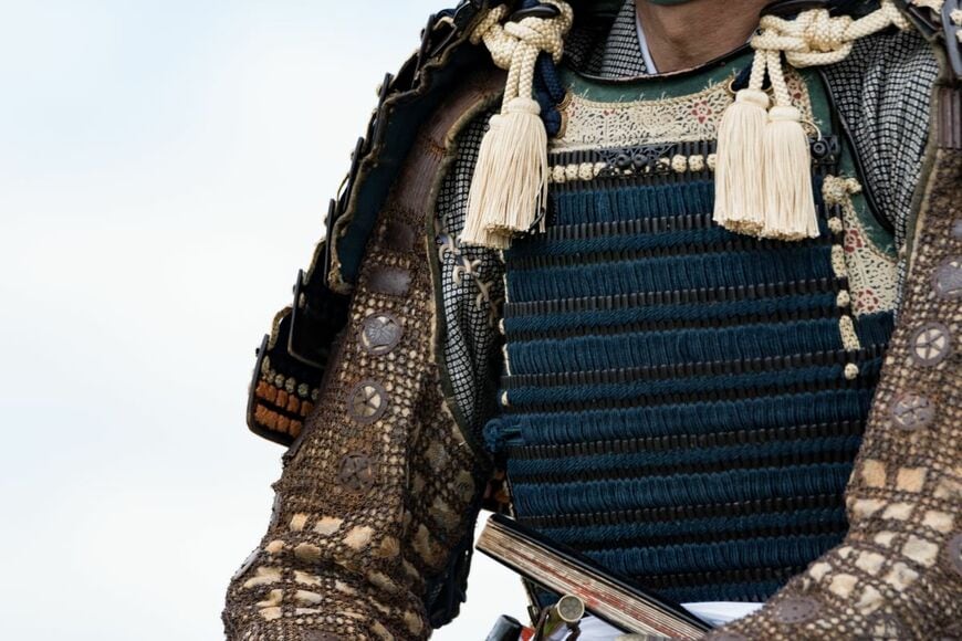 スターバックスで行列を作る「武士の集団」に注目集まる　謎が深まる光景に見入ってしまう