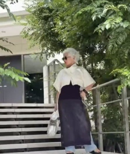 【66歳マダム】個性派アイテムで美しく洗練された〈モノトーンコーデ〉を披露！ハイセンスな〈レイヤードテクニック〉が見事