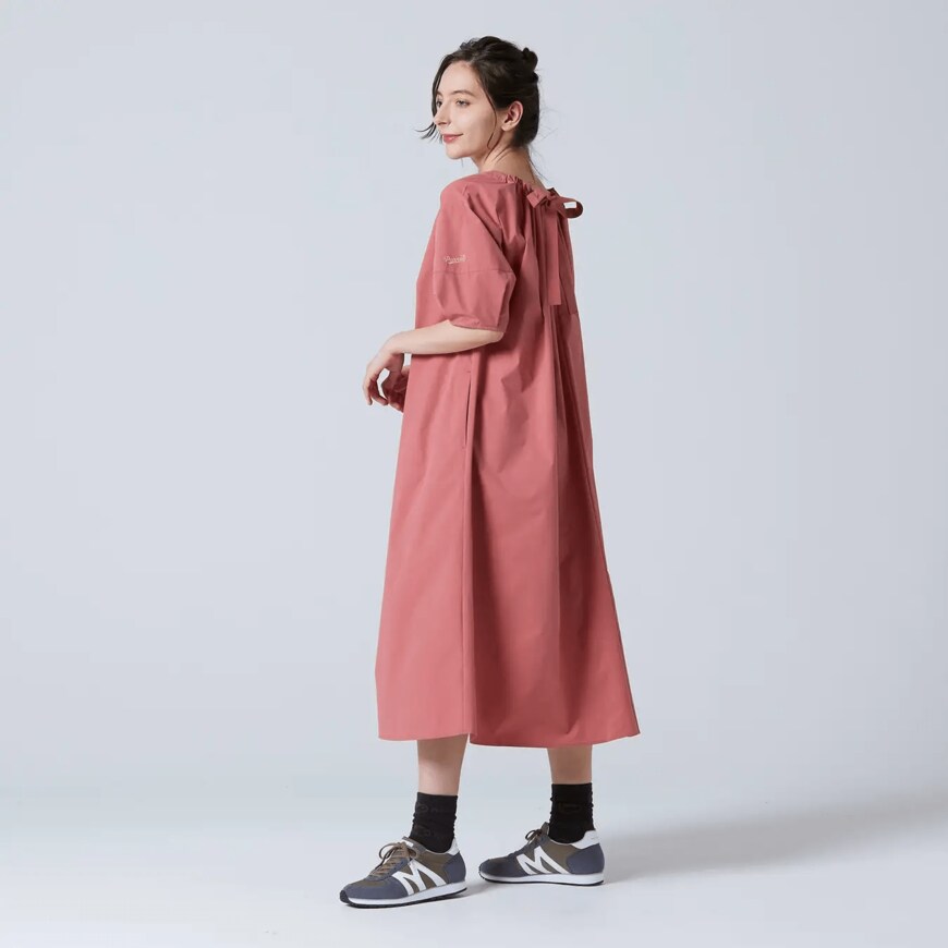 出所：ミズノ公式オンライン　ウォーターリパレントストレッチワンピース［ウィメンズ］　(C) 2024 Peanuts Worldwide LLC