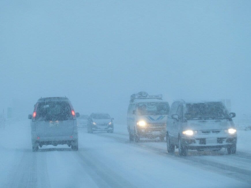 雪国の自動車「ホイールキャップの状態」に思わず二度見　まさかの現象に「世紀末感がある」