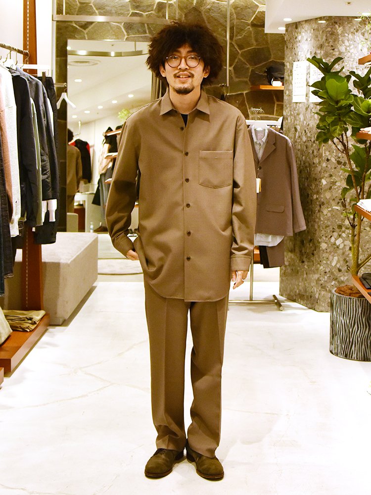 シャツ / ADAM ET ROPÉ 、パンツ / ADAM ET ROPÉ、シューズ / FORME