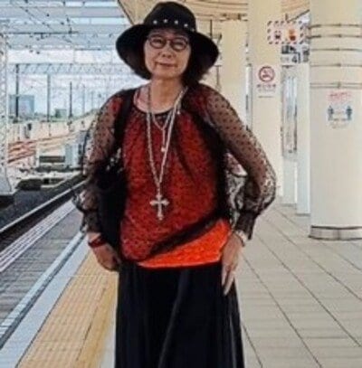 【76歳マダム】“六本木の美術館”お出かけコーデが素敵！オレンジと黒の合わせ方が勉強になる