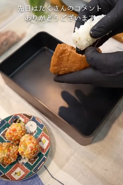 【旦那さんにおくる毎日弁当】お稲荷さんの上に大葉と大根で作った「紫陽花」が綺麗で可愛いと話題