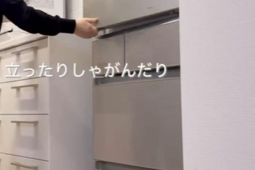 【キッチンDIY】「めっちゃいい」と話題！冷蔵庫横のデッドスペースにちょい置き棚を作ってキッチンを北欧風の快適空間に大変身させる！