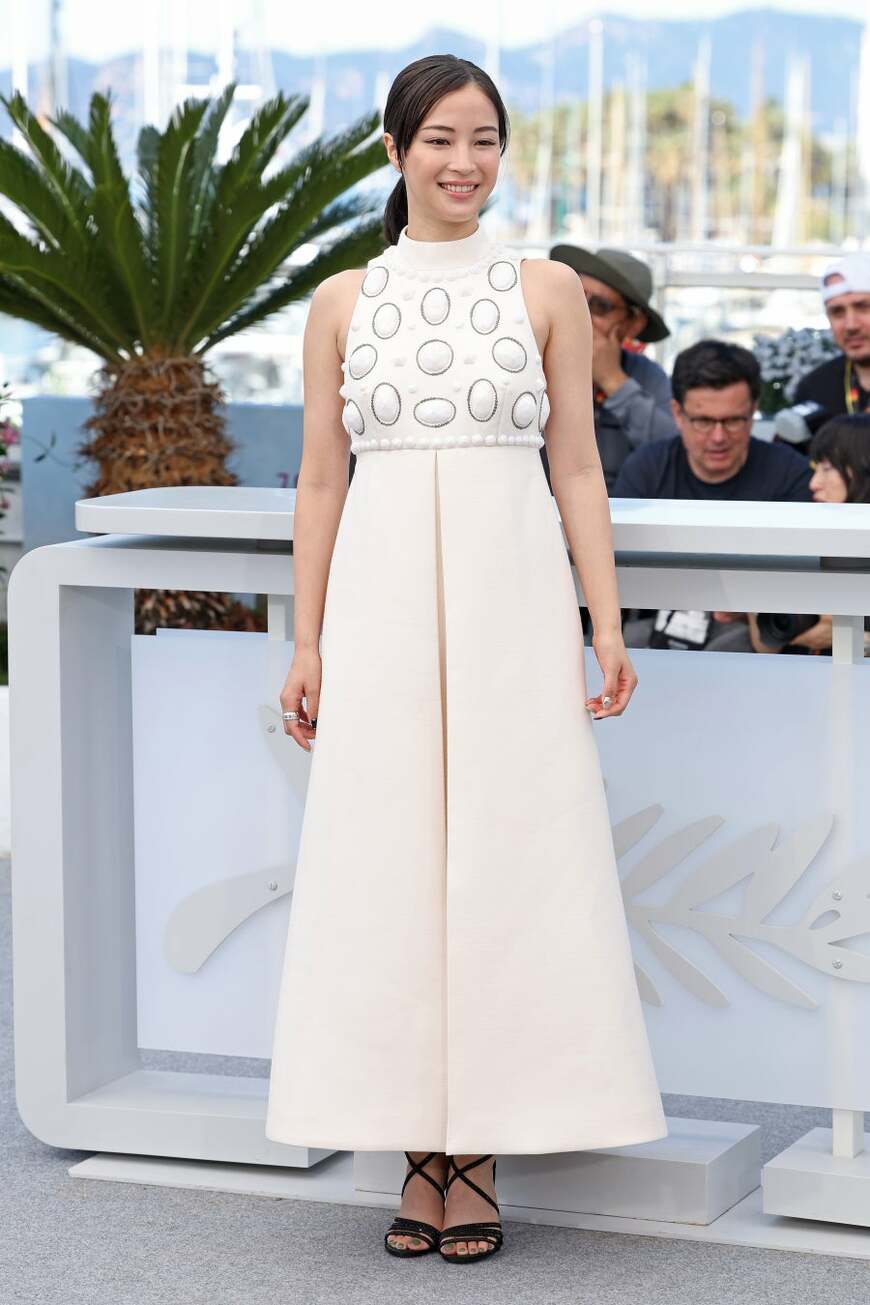 出所：ルイ･ヴィトン ジャパン株式会社『【ルイ·ヴィトン】広瀬すず、第78回カンヌ国際映画祭の「遠い山なみの光」フォトコールにルイ·ヴィトンを着用』　©LOUIS VUITTON