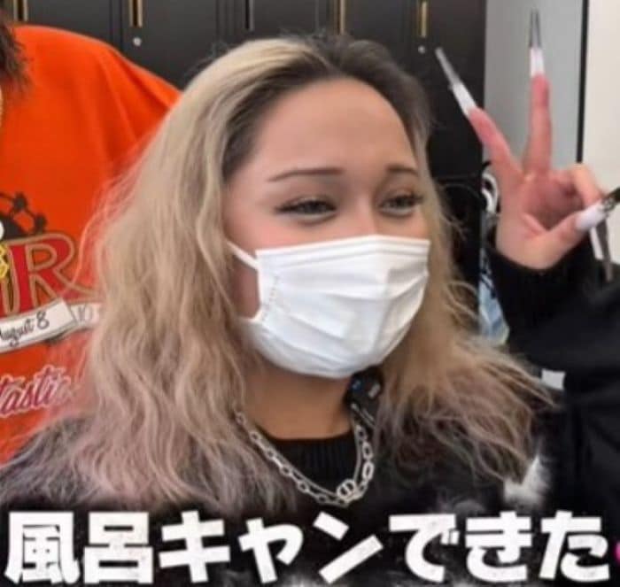 「風呂キャンで来た！」パワフルなギャルが“ハイトーンカラーの切りっぱなし風ショートボブ”に大変身した姿が素敵！