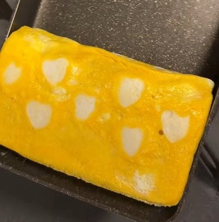 【何に見える？】ハート柄がかわいい卵料理の正体は天津飯！彩りも豊かな四角い中華弁当に反響