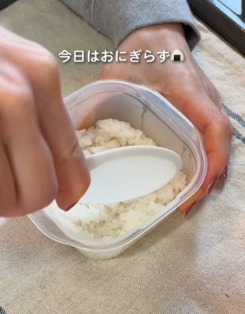 旦那さんに作る【牛丼おにぎらず弁当】モリモリ牛丼にとろっと味玉がたまらない！