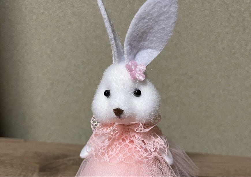 ダイソー、足ぶらぶらうさぎの置物顔のアップ画像、筆者撮影