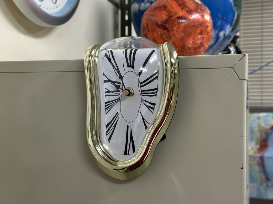 垂れ下がった時計