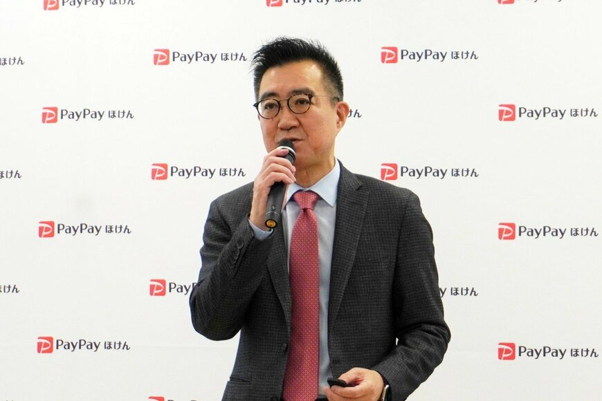 壇上で話す男性の写真