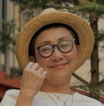 【64歳マダム】H&MのロゴTシャツをおしゃれに着こなす！ラフで明るいカジュアルコーデに「こなれ感があって素敵です」の声