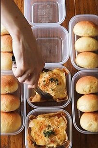 【愛情たっぷり】手作りパンとグラタンを詰めた「タッパー弁当」がおしゃれで美味しそう！