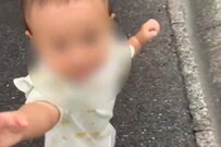 ママとおでかけ中、立ち止まり「どうぞ」とお手てを差し出す1歳娘、その理由に「可愛い」の声が続出