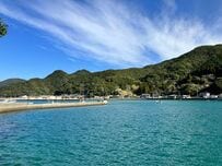 水族館の看板犬が「大忙しの館長を癒やす」　ふたりの「温かい後ろ姿」にほっこり