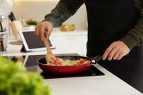 高橋克典が息子に作る男メシ！おこげがポイントのガーリックチャーハンに「美味しそう」「素敵なお父さん」と反響
