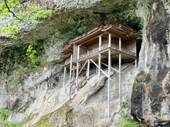 【ひとり入山NG】鳥取県の断崖絶壁にある国宝！危険すぎる参拝ルートに「これは過酷」「誰か一緒に行って」
