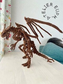 「すげぇ！カッコいい」編み物歴18年の作家が「ドラゴンの全身骨格」を制作 毛糸の概念を覆す
