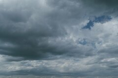 大阪市内のビルから見たゲリラ豪雨　巨大な雨柱の存在に「自然の驚異を感じる」「天気の子みたい」