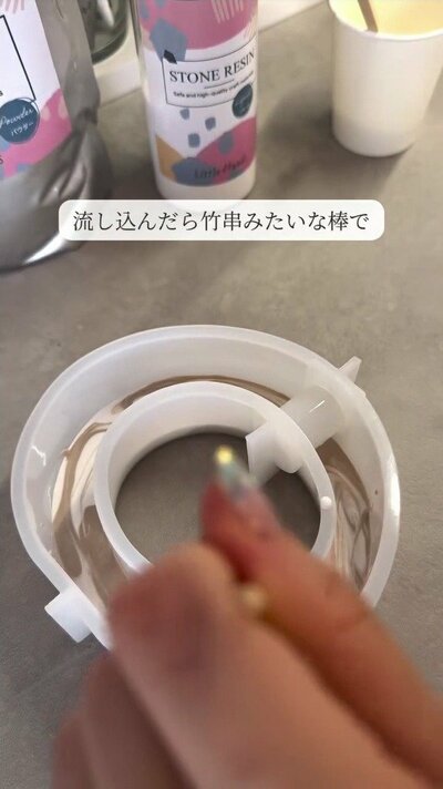 型に流して竹串でマーブル模様を作る