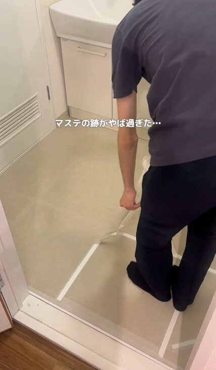 「賃貸でも怖くない」洗面所の床を〈貼らないクッションフロア〉で簡単リメイク！テープ不要でカットして置くだけなのに、接着したように自然で綺麗に仕上がるDIY術