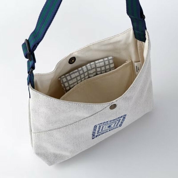手軽に持ち歩きやすく便利な仕切りポケットが付いたSサイズ