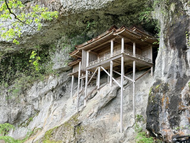 【ひとり入山NG】鳥取県の断崖絶壁にある国宝！危険すぎる参拝ルートに「これは過酷」「誰か一緒に行って」