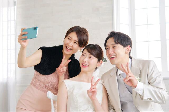 「結婚式の写真」をスマホの壁紙にした結果　画面に起きたとんでもない奇跡に「あのBGMが聞こえる」