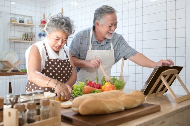 2月15日は年金支給日！【老齢年金の一覧表】国民年金・厚生年金「65歳〜89歳」平均的な年金月額はいくら？