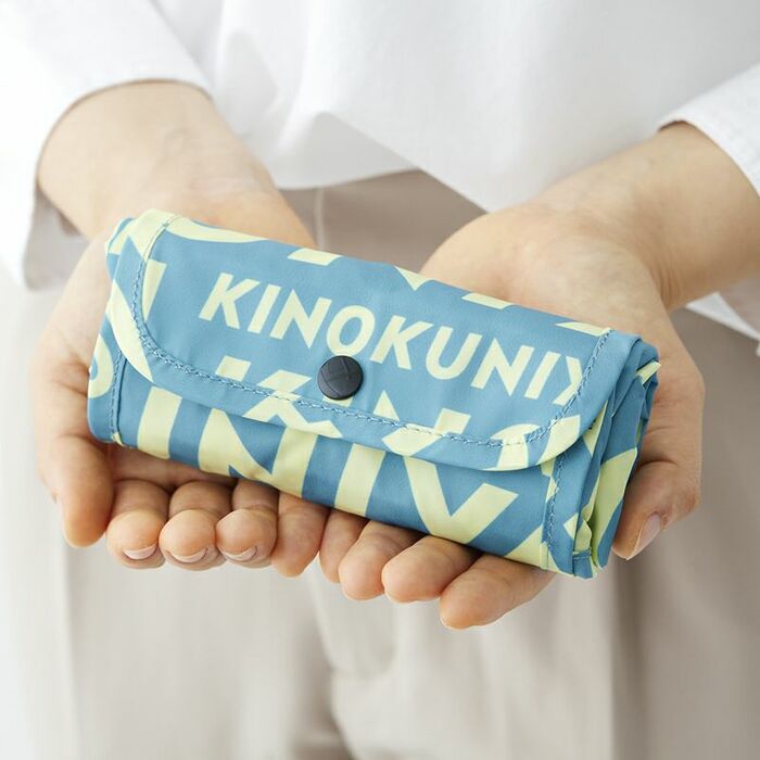 くるくる丸めてボタンでとめる簡単収納のエコバッグ。