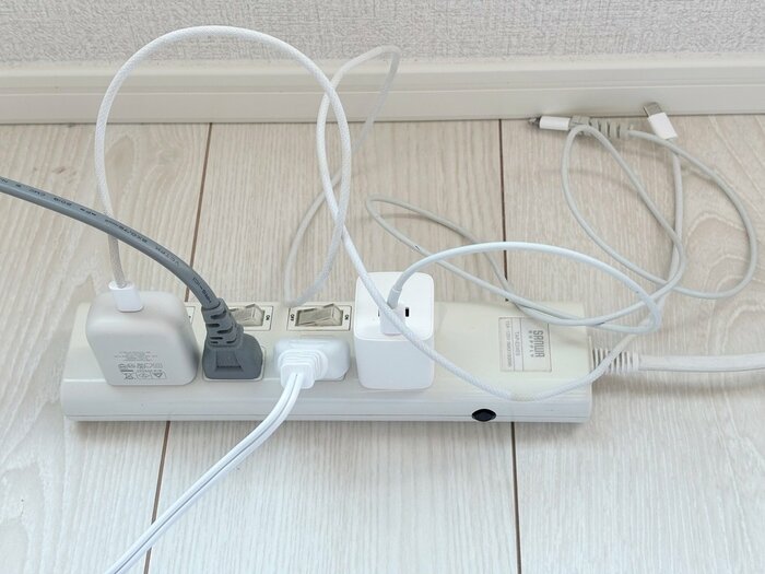 そのままでは、コードがむき出しになってしまいます