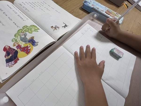 手を置くゆとりがあり、書くときも安定