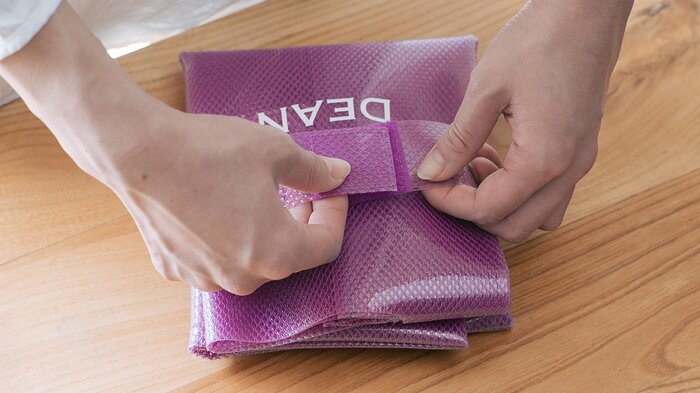 折りたたんで専用ベルトで留めればスマートに収納・携帯