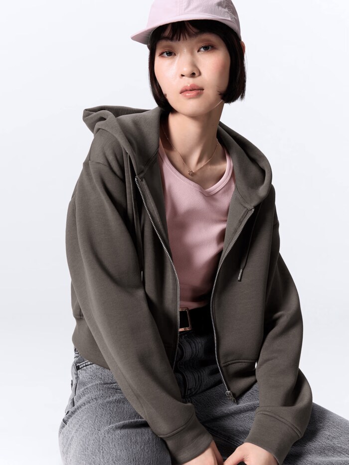 ハリ感のあるきれいめ素材のダブルフェイスフルジップパーカ