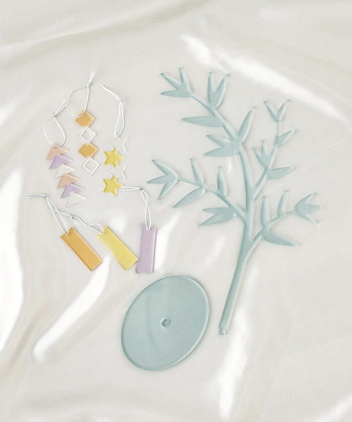 可愛いオーナメント付きの笹の葉オブジェ